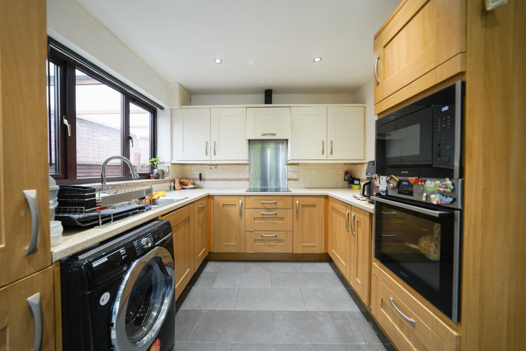 Beacon Close, Leicester, Leicestershire photo 3