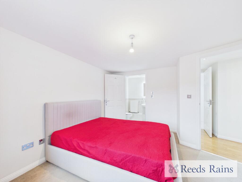 Apartment in London, Ardleigh Green - View 4