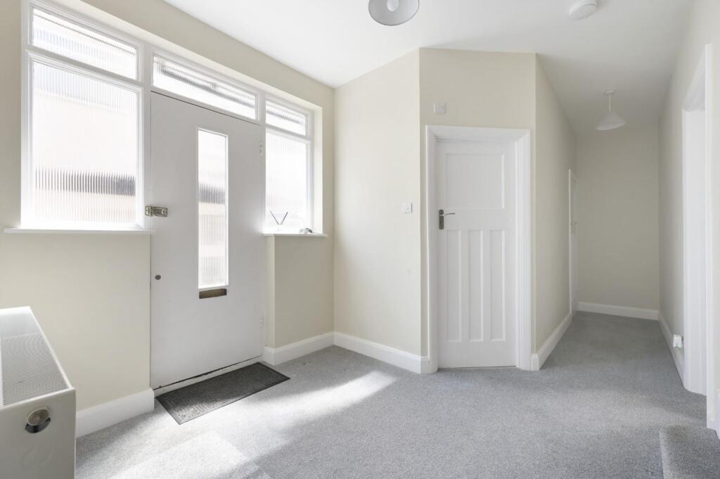 Oaks Avenue, Worcester Park, KT4 photo 4