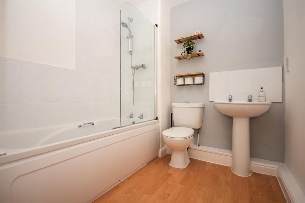 Apartment in Kettering, North Northamptonshire - More