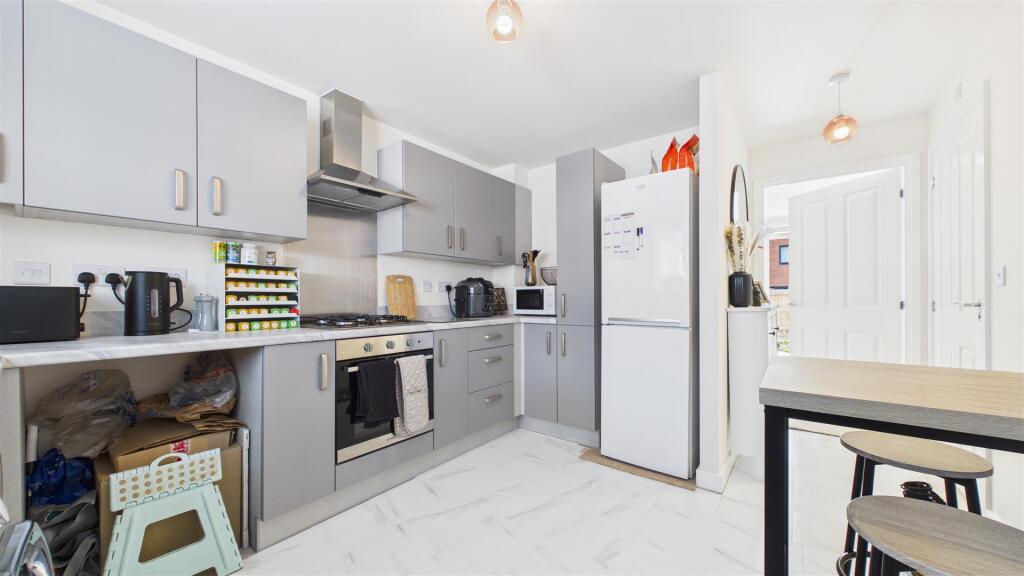 House in Peterborough, Manor Drive - View 3