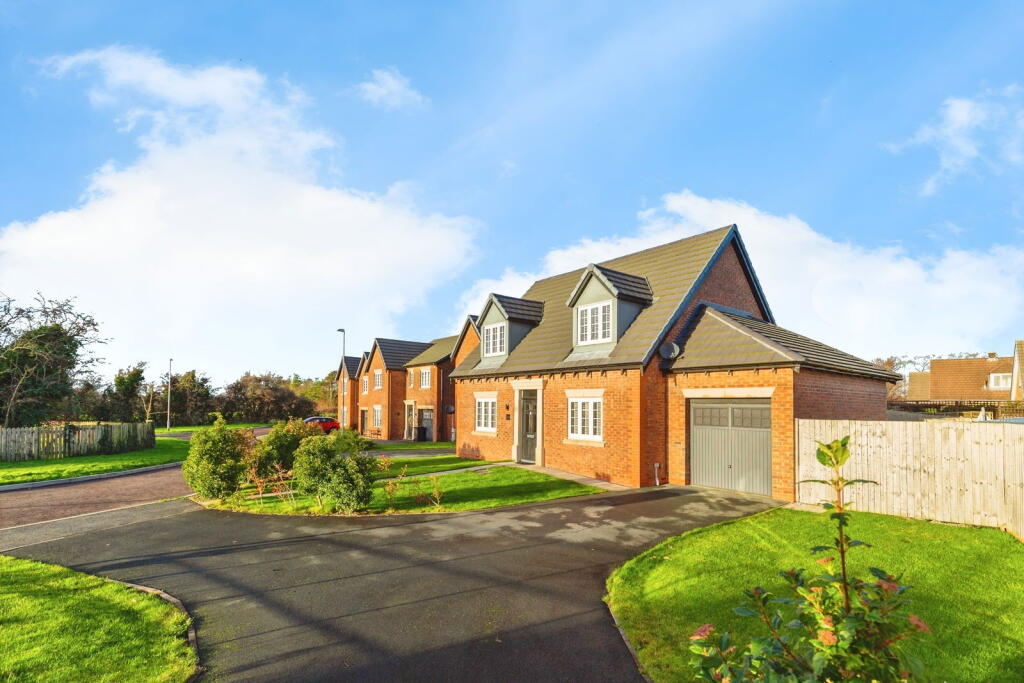 3-bed detached on Elm Place, Newton with Scales, Preston, PR4 3FP, £325,000
