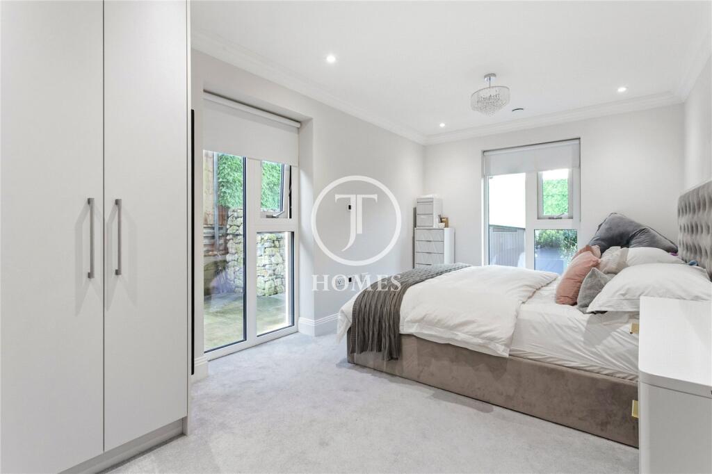 Hillview Gardens, London, NW4 photo 2