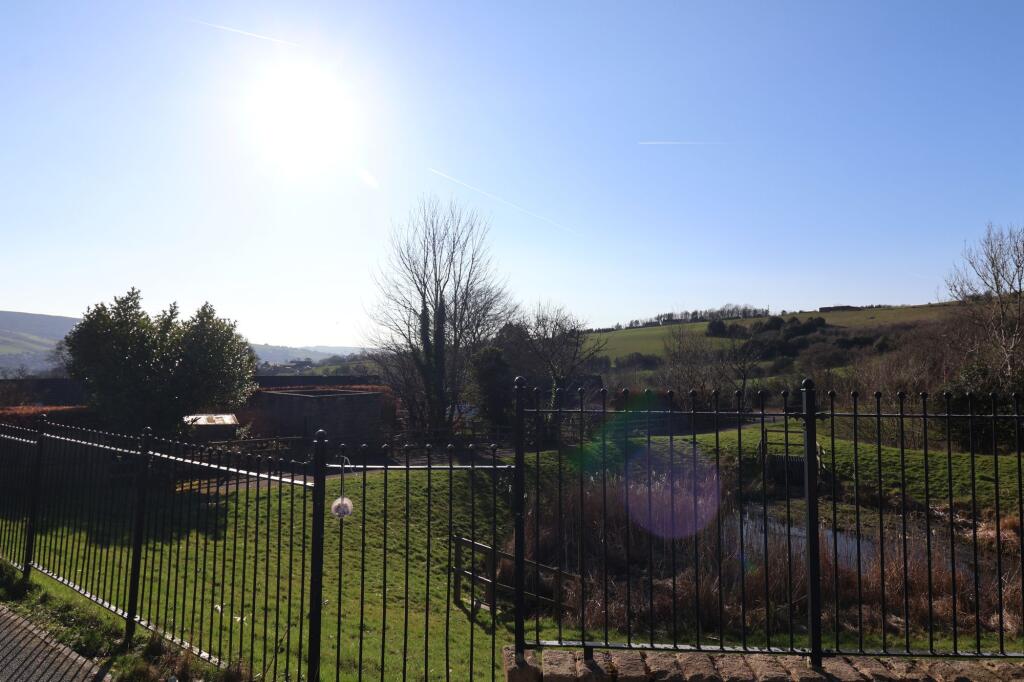 Wisteria Way, Glossop, SK13 photo 4