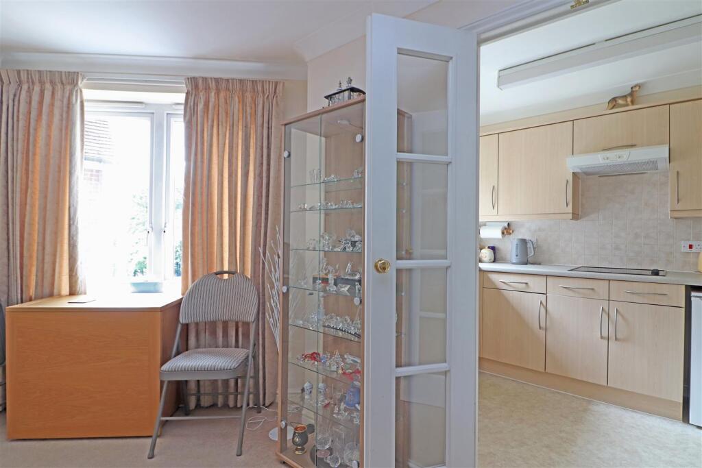 Apartment in Reigate and Banstead, Earlswood - View 4