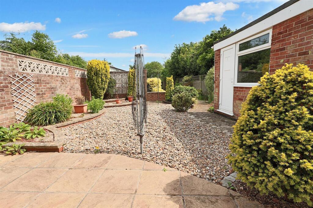 2-bed bungalow on Skamacre Crescent, Lowestoft, £200,000