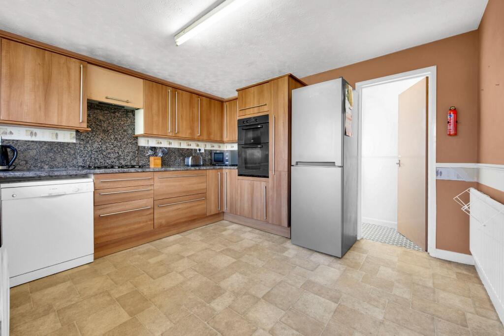 Woodrush Way, Chadwell Heath, RM6 photo 4