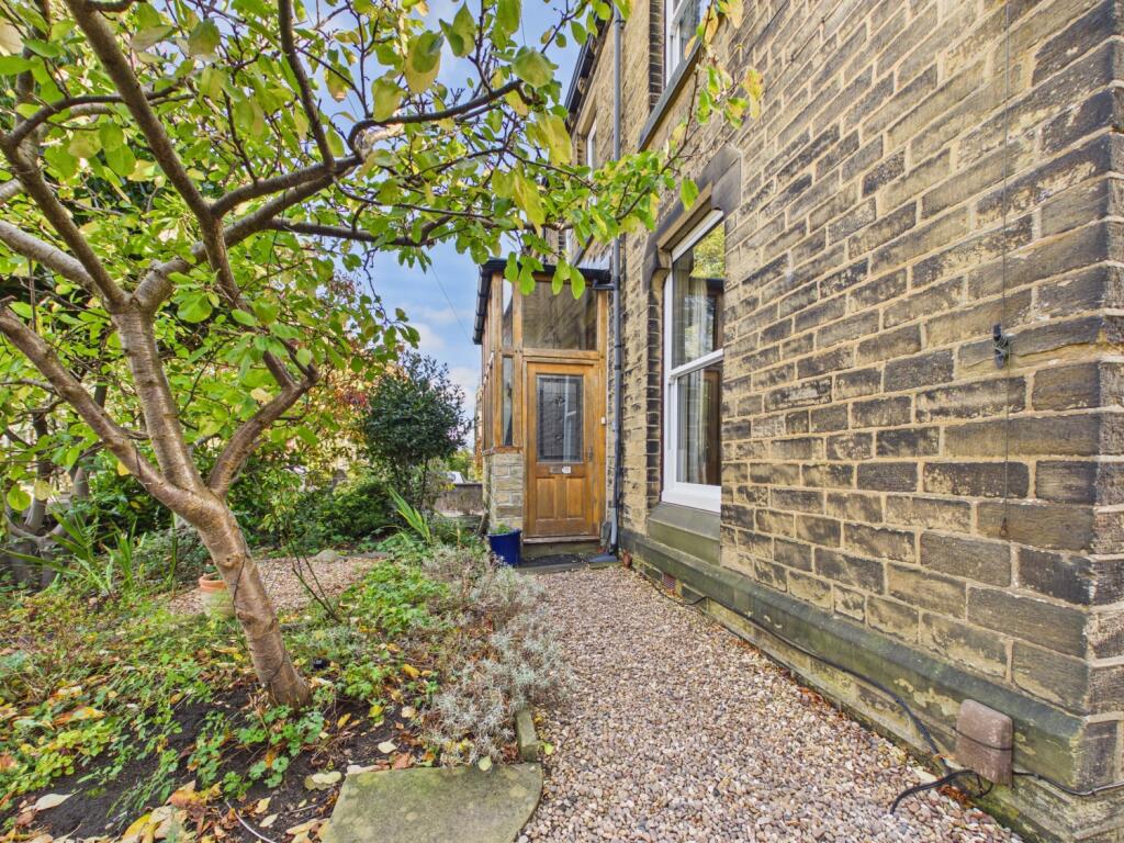 33 Cleveland Road, Huddersfield photo 2