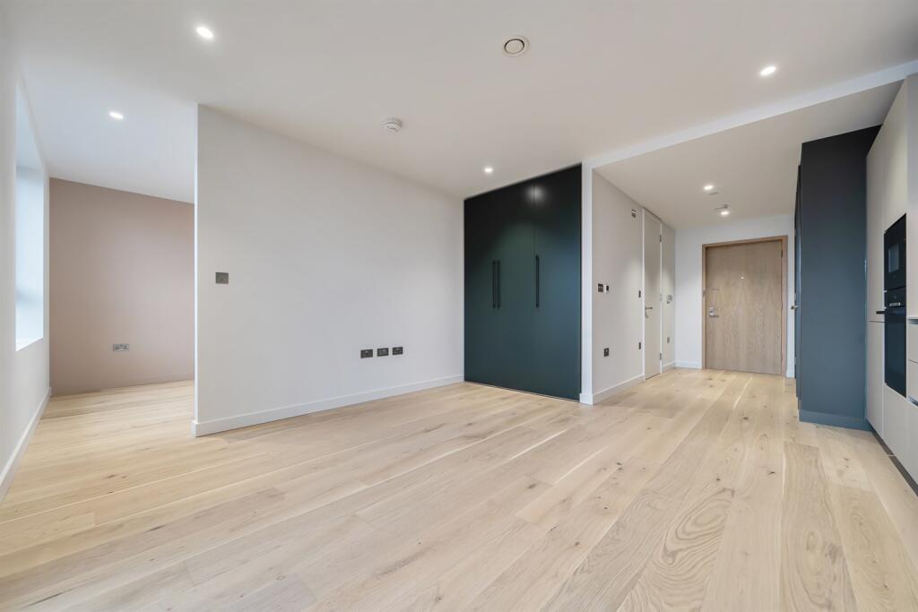 Main image of property: Peninsula Gardens, Pilot Walk, Lower Riverside, Greenwich Peninsula, SE10