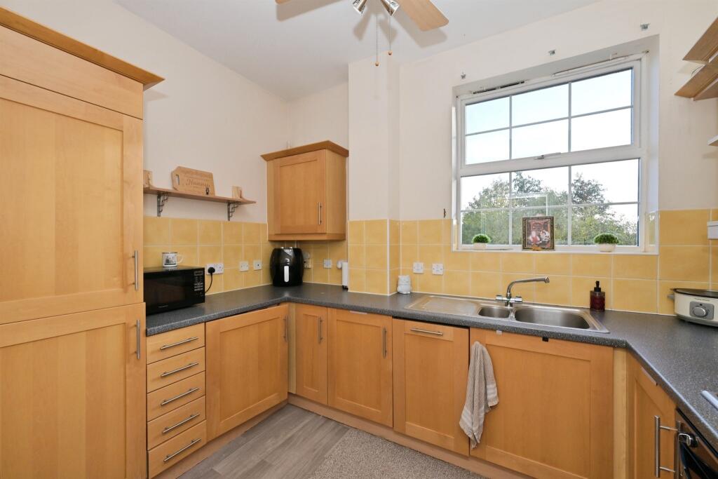 Apartment in Epping Forest, Waltham Abbey - View 2