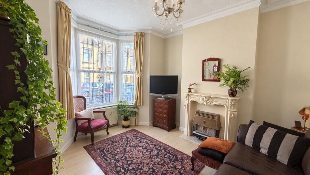 Apartment in Southend-on-Sea - More