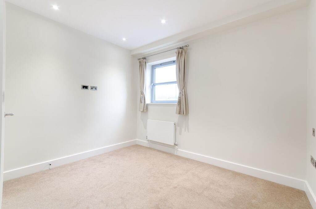 Apartment in Kingston upon Thames - View 3