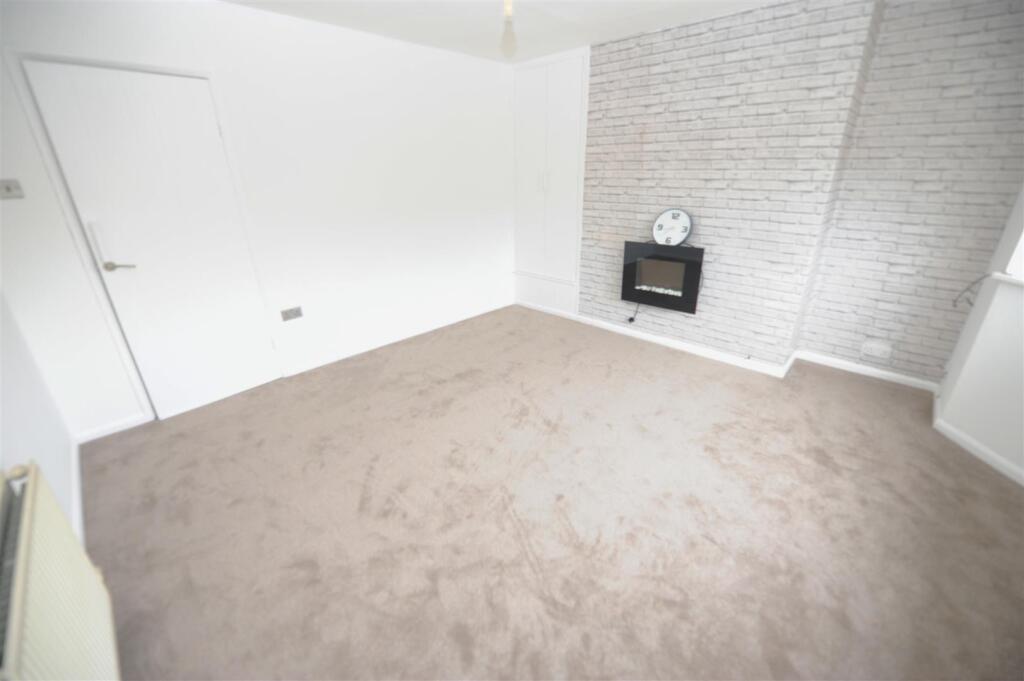 Apartment in Bradford, West Royd, Windhill - View 4