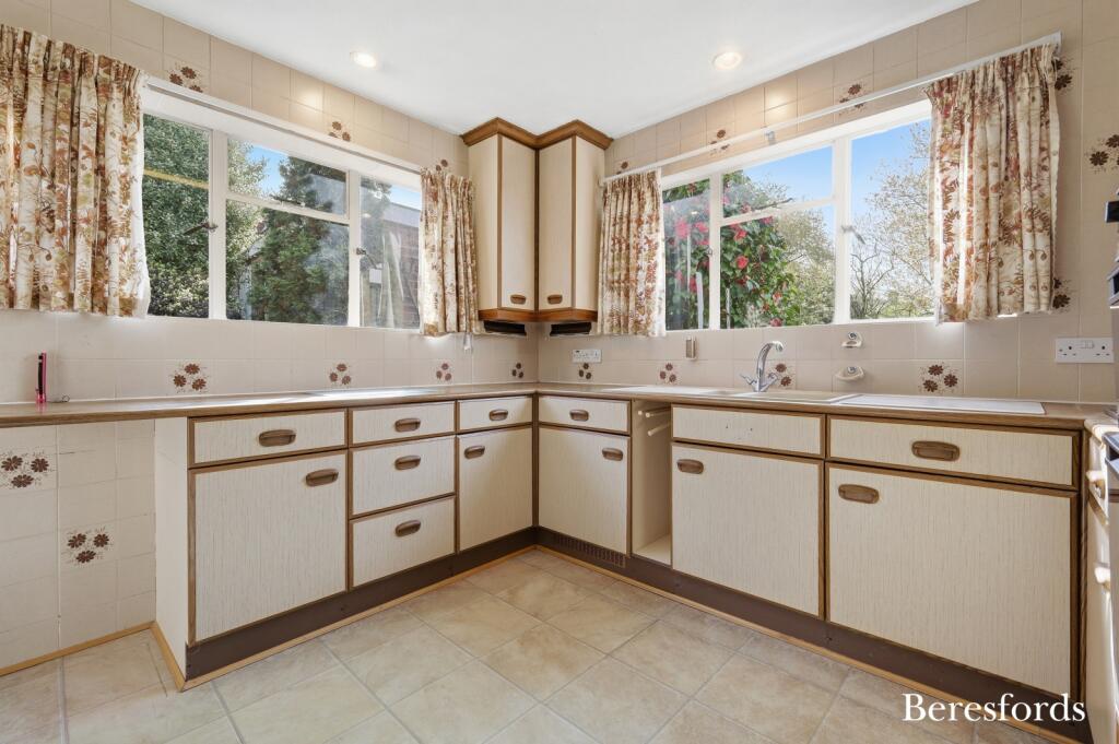 House in Basildon, Billericay - More