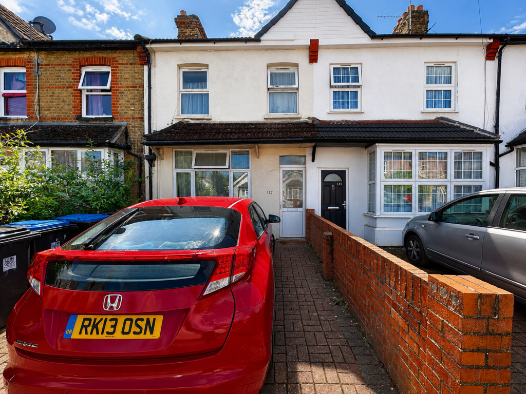 3-bed terraced on GU21 5du, £425,000