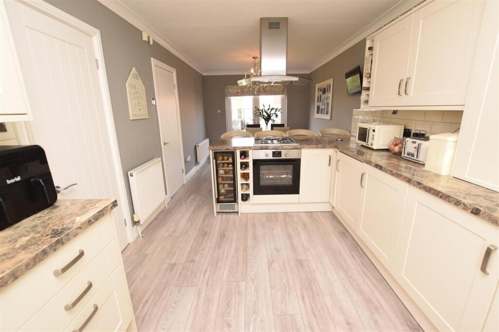 Garrick Lane, New Waltham, Grimsby photo 3
