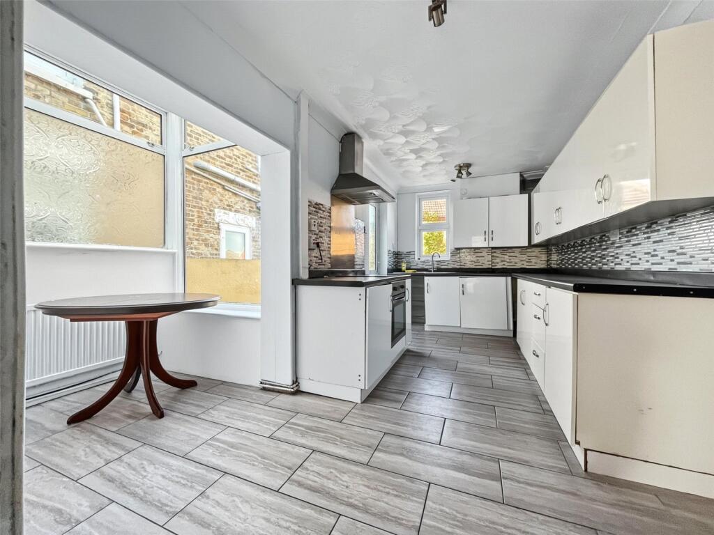 House in Gillingham, Hale - View 4