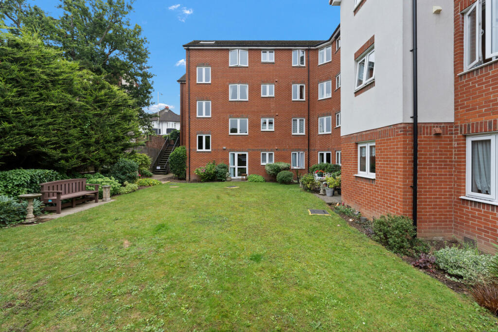 1-bed flat on Laburnum Court, Uxbridge, UB8, £125,000