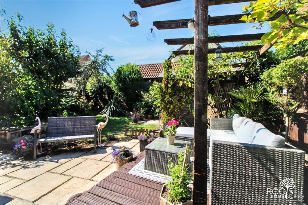 House in Thatcham, Colthrop - More
