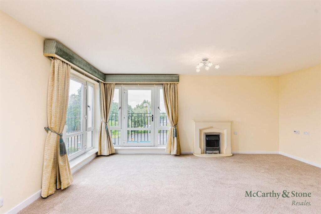 Apartment in Giffnock, Orchard Park - View 3