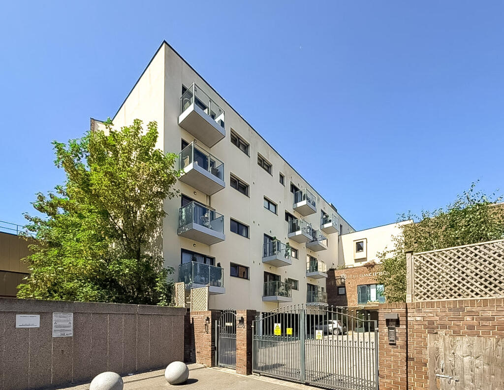 Main image of property: High Road, Loughton, Essex, IG10