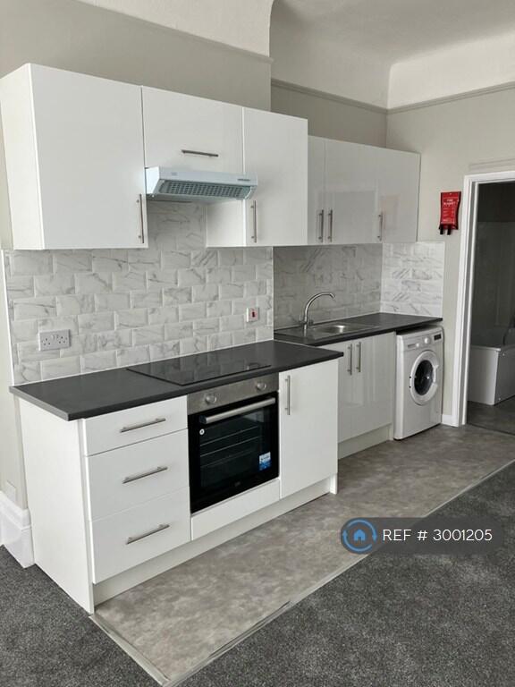 Apartment in Ilford - View 3