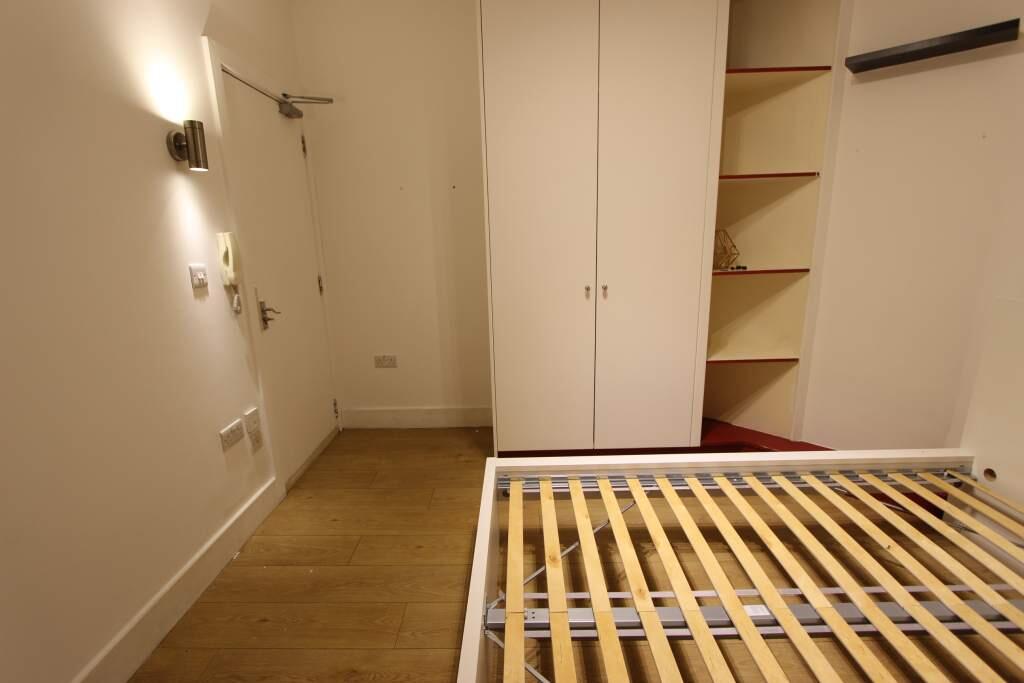 House in London - View 3