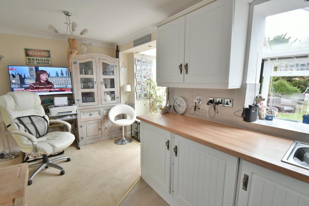 Egdon Close, Ferndown, BH22 photo 4