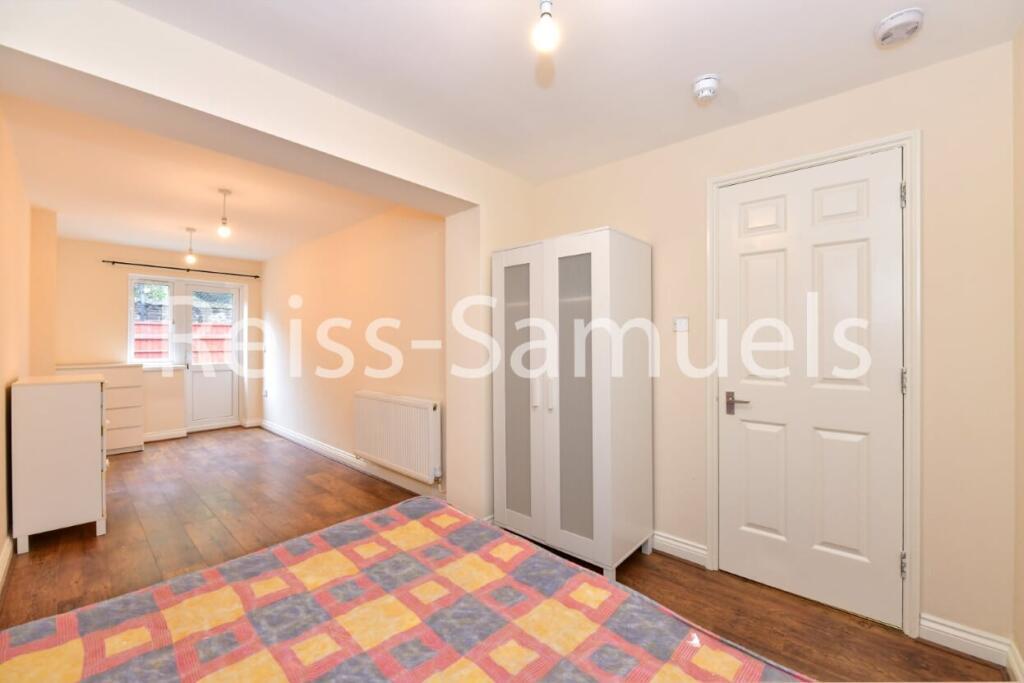 6 bedroom semi-detached house for rent