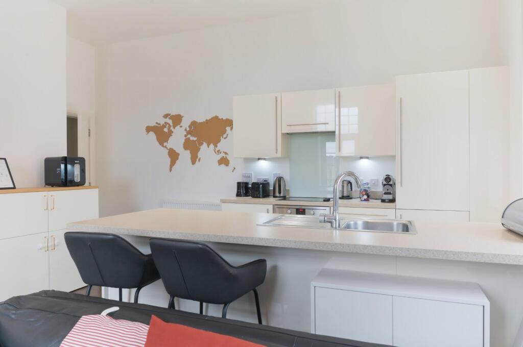 Apartment in Epsom and Ewell, Manor Park - More