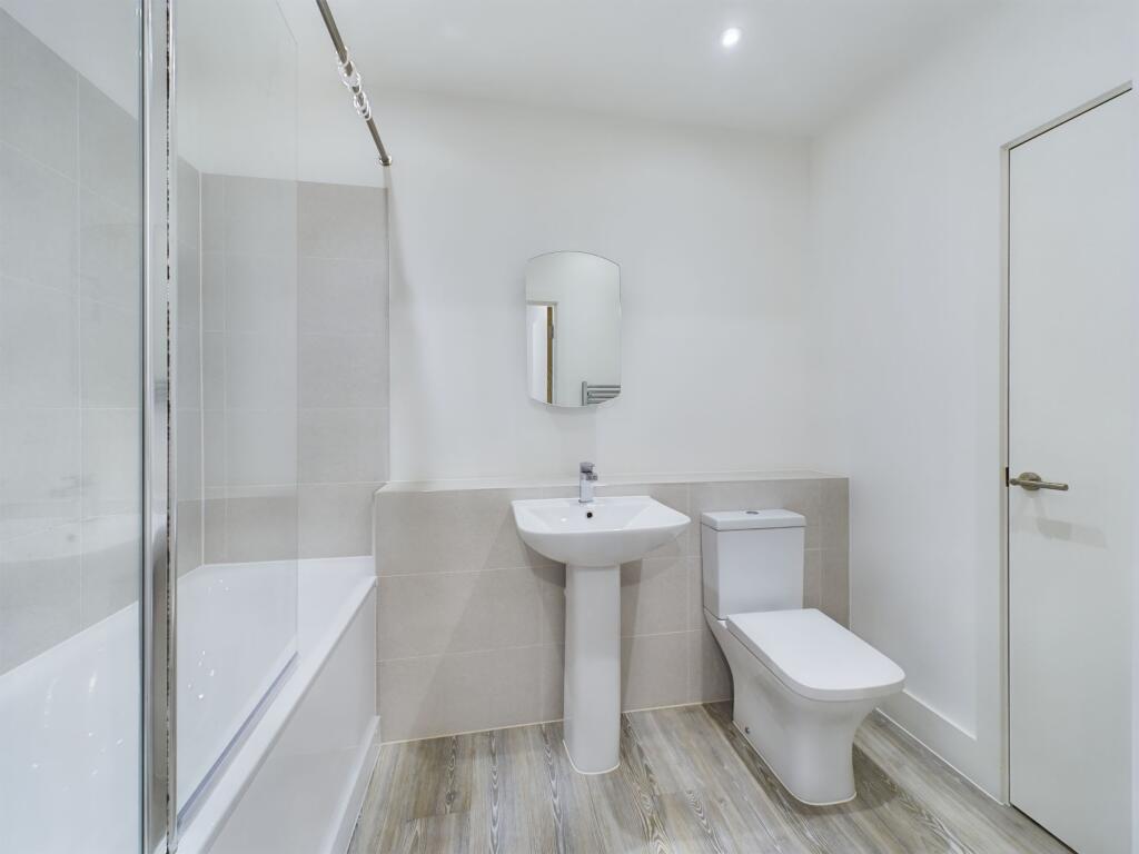 Apartment in Kingston upon Thames - More
