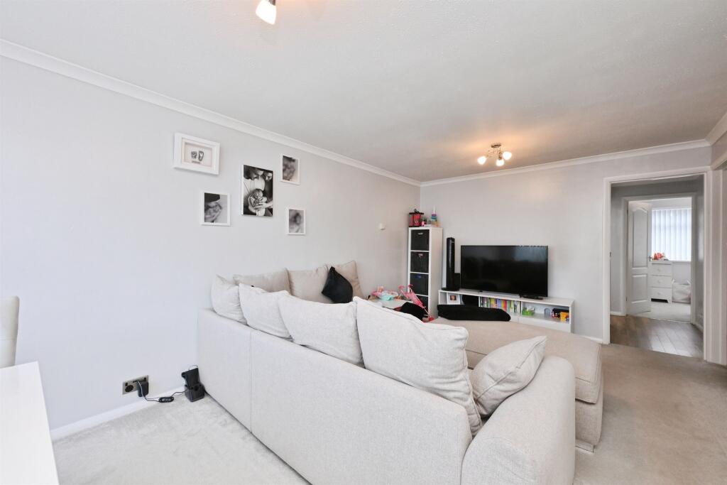 Apartment in Hoddesdon, High Leigh Garden Village - View 5