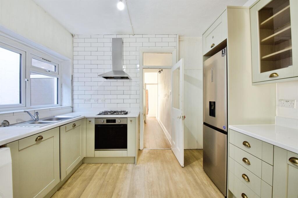 Apartment in Ilford - View 4