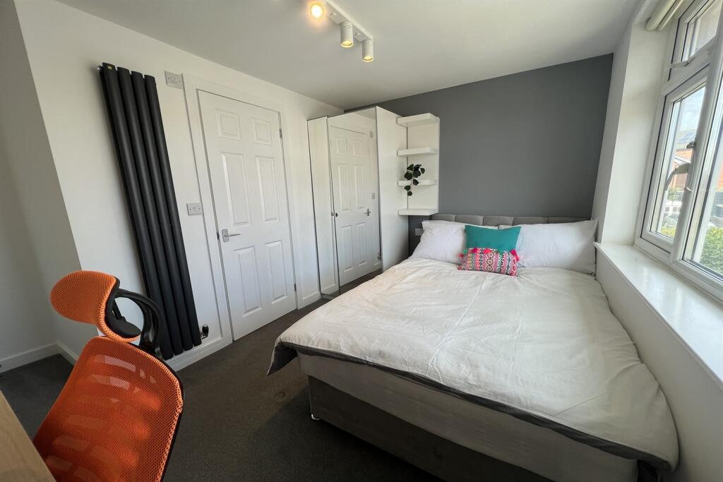 5 bedroom semi-detached house for rent