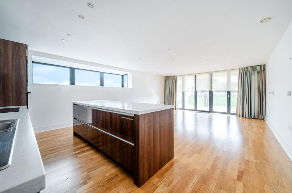 Apartment in Worthing, West Sussex - View 2