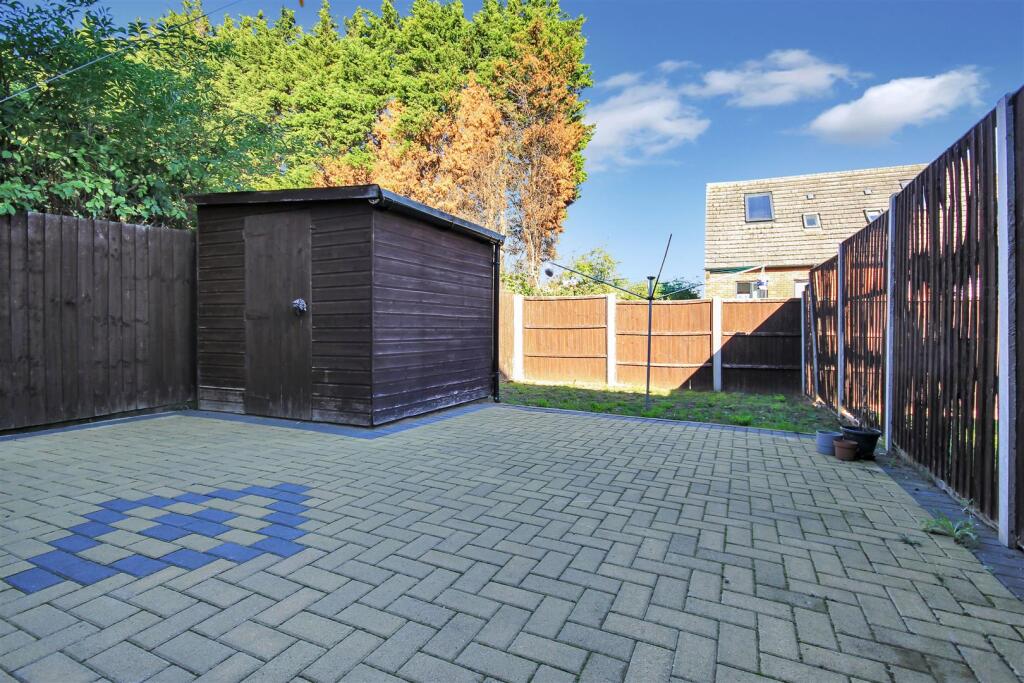 House in Northampton, Wellingborough - View 4
