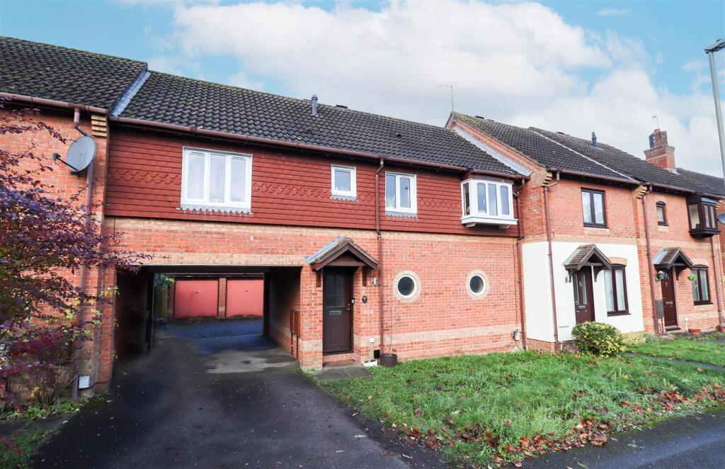 2-bed house on Oasthouse Drive, Fleet, £275,000
