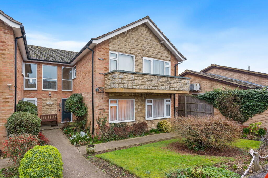 2-bed flat on Pipers Close, Kettering NN15, £150,000