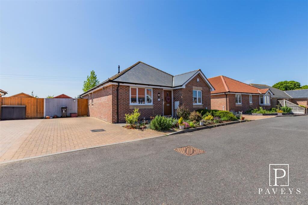 3-bed bungalow on Whitegates Court, Little Clacton, £385,000