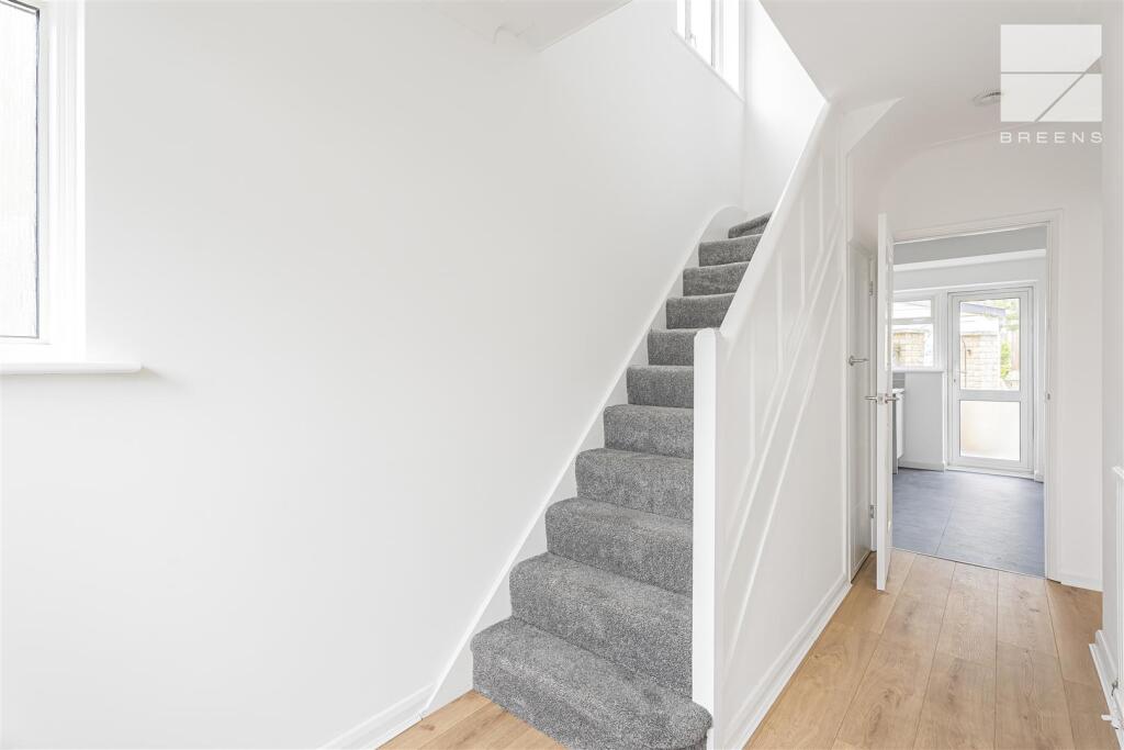 House in London, Chingford Hatch, Highams Park - View 2