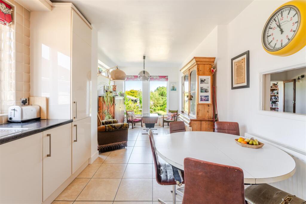 Detached bungalow in convenient village location in Cleeve photo 4