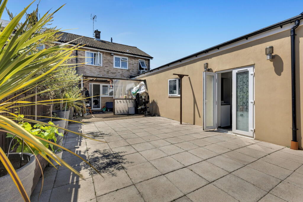 House in Houghton Regis, Central Bedfordshire - View 2