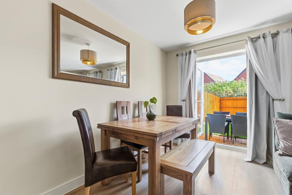 House in South Kesteven, Corby Glen - More
