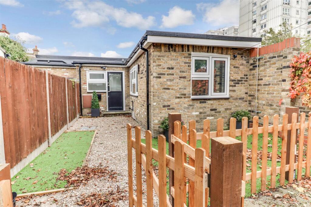 3-bed detached on Salisbury Avenue, Westcliff-on-Sea, Essex, £300,000
