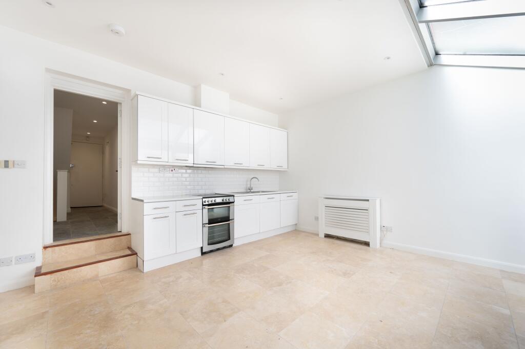 Apartment in London, North Kensington - View 2