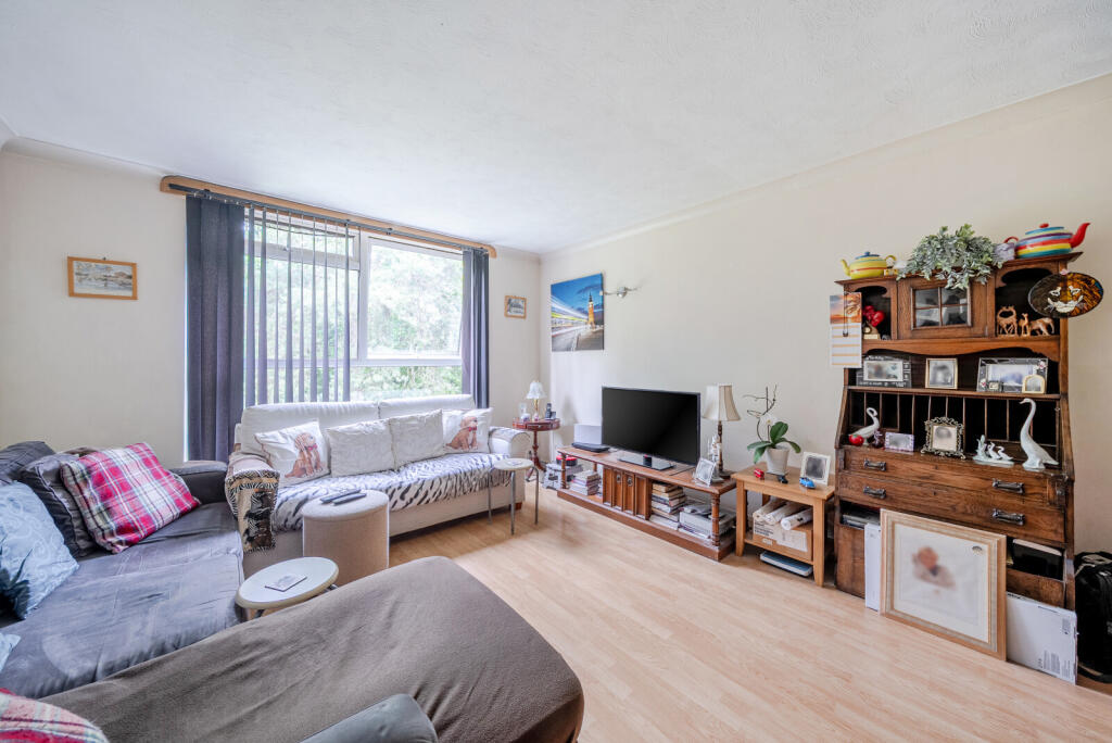 Apartment in Elmbridge, Weybridge - View 3