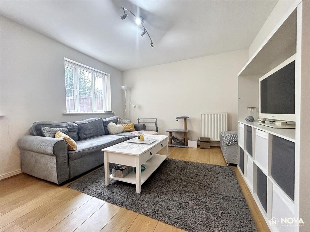 Apartment in Dunstable, Central Bedfordshire - View 2