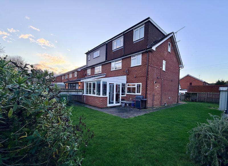 Furlong Close, Bourne End photo 3