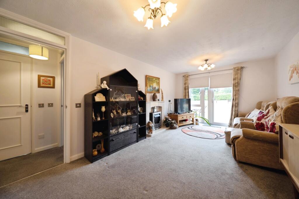 Apartment in Runnymede, Addlestone - View 2