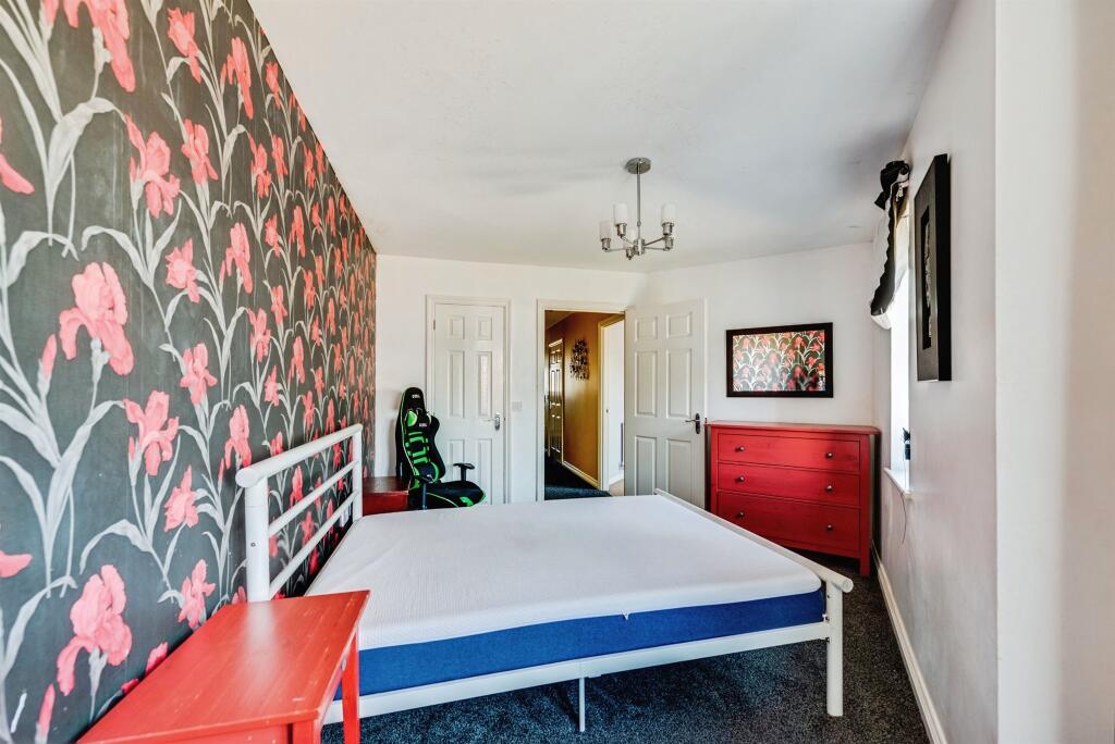 Apartment in Swindon, Haydon Wick - View 5
